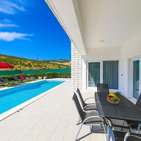 Olivia Βίλα Τρογκίρ